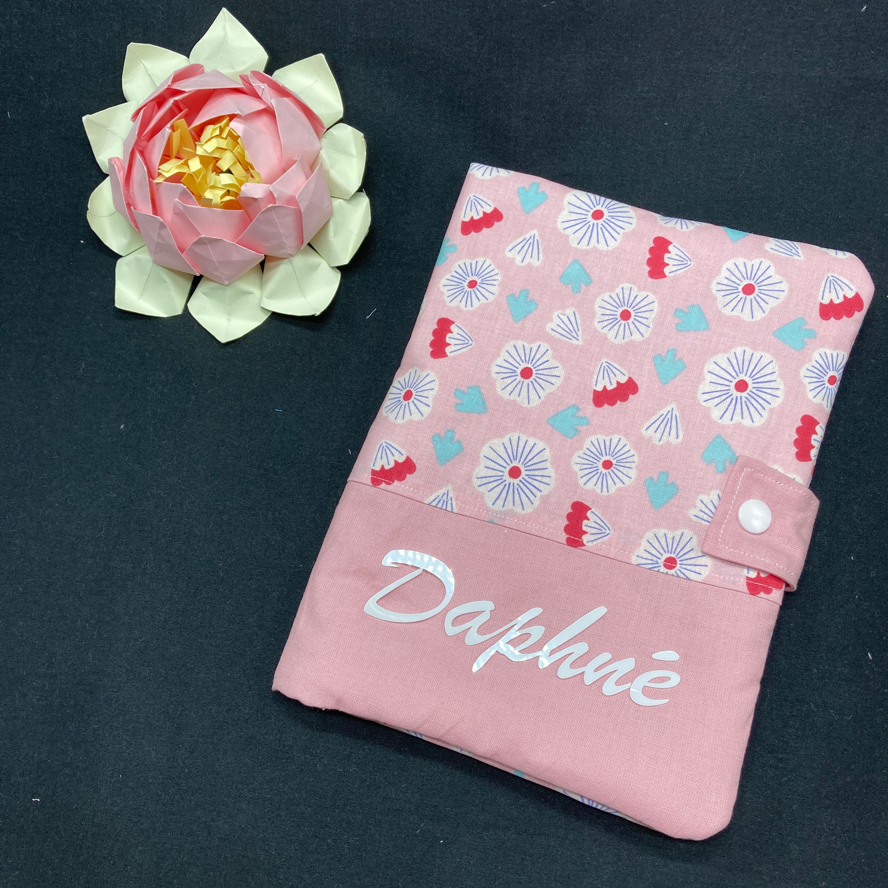 Protège Carnet de Santé personnalisé pour Daphné - Fleuri rose