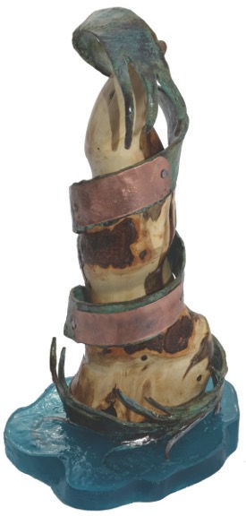 Le prix Jacques Languirand, interprétation de sa sculpture La Terre mère engendre le flot marin ainsi que la mer féconde. Ses enfants, symbolisés par la base céruléenne en acrylique, s’entremêlent dans la danse de la vie. De cette union naît la passion sculptée dans un rondin d’Érable du fleuve Amour. Cette fusion nourrit les végétaux qui s’élèvent dans le ciel. Les racines s’abreuvent à même l’ambroisie azurée dans cette valse ceinturée d’acier forgé, serpentant de sa robe turquoise le centre de son attraction végétal. De ce cycle naît le temps, l’infini perpétré par l’évaporation de l’eau qui retourne dans les bras de sa mère la Terre. L’artiste, maniant l’enclume et le marteau à la manière des forgerons, évoque les dieux grecs afin de célébrer le Titan dramaturge Jacques Languirand; que la mémoire de ses œuvres et de son apport artistique s’immortalisent dans le temps, pour ne jamais tomber dans l’oubli! Cette sculpture sera le flambeau des prochains cinématographes qui, comme Persée, apporteront une lumière revitalisante par une pléiade de films mettant en valeur la Terre mère. MiK Landry, poète 2015