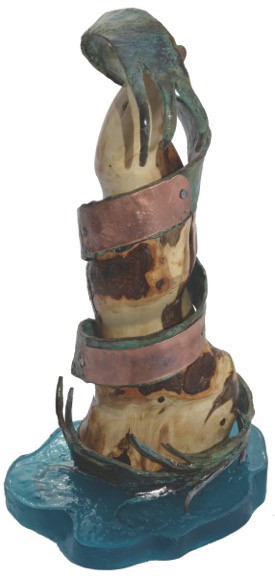Le prix Jacques Languirand, interprétation de sa sculpture La Terre mère engendre le flot marin ainsi que la mer féconde. Ses enfants, symbolisés par la base céruléenne en acrylique, s’entremêlent dans la danse de la vie. De cette union naît la passion sculptée dans un rondin d’Érable du fleuve Amour. Cette fusion nourrit les végétaux qui s’élèvent dans le ciel. Les racines s’abreuvent à même l’ambroisie azurée dans cette valse ceinturée d’acier forgé, serpentant de sa robe turquoise le centre de son attraction végétal. De ce cycle naît le temps, l’infini perpétré par l’évaporation de l’eau qui retourne dans les bras de sa mère la Terre. L’artiste, maniant l’enclume et le marteau à la manière des forgerons, évoque les dieux grecs afin de célébrer le Titan dramaturge Jacques Languirand; que la mémoire de ses œuvres et de son apport artistique s’immortalisent dans le temps, pour ne jamais tomber dans l’oubli! Cette sculpture sera le flambeau des prochains cinématographes qui, comme Persée, apporteront une lumière revitalisante par une pléiade de films mettant en valeur la Terre mère. MiK Landry, poète 2015
