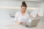 E-Rechnung: EIne Frau arbeitet am Computer.
