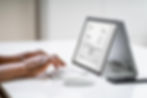 E-Rechnung: Eine Person tippt an einem Tablet.