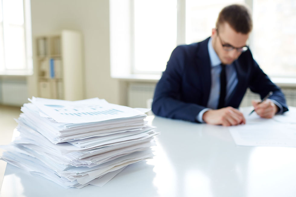 Papierloses Büro: EIn Mann sitzt an einem Schreibtisch