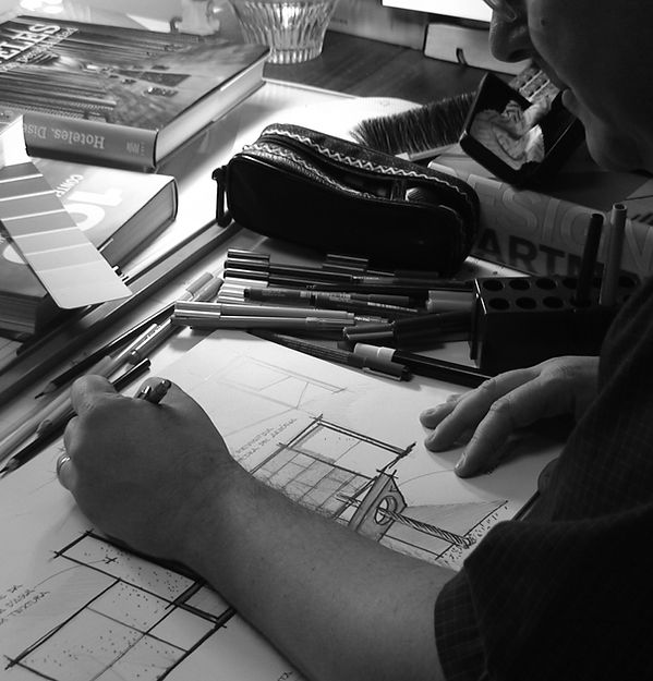arquiteto desenhando