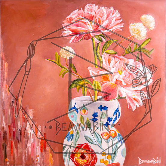 Peinture de fleurs roses dans un vase blanc décoré, sur fond terracotta, style nature morte florale.