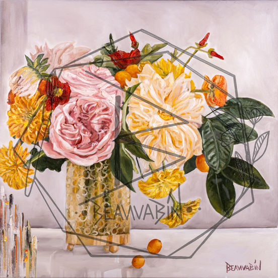 Peinture d’un bouquet de fleurs roses, jaunes et orangées dans un vase doré à motifs, avec deux petits agrumes sur une table blanche.