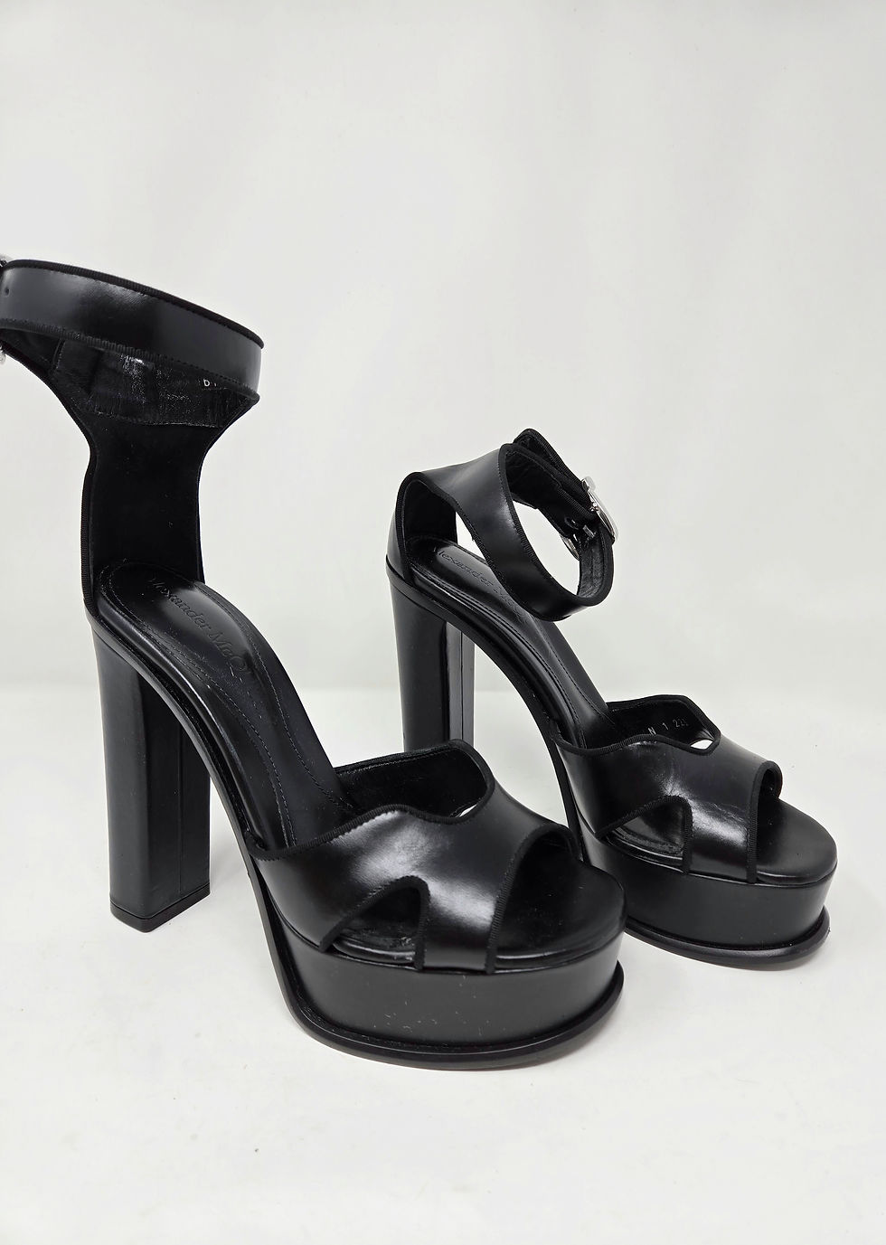 サンダル・ミュール ALEXANDER MCQUEEN Women Sandals 787159WIEX91088 BLACK Alexander McQueen Sandals Women Leather Black | B-Exit – B