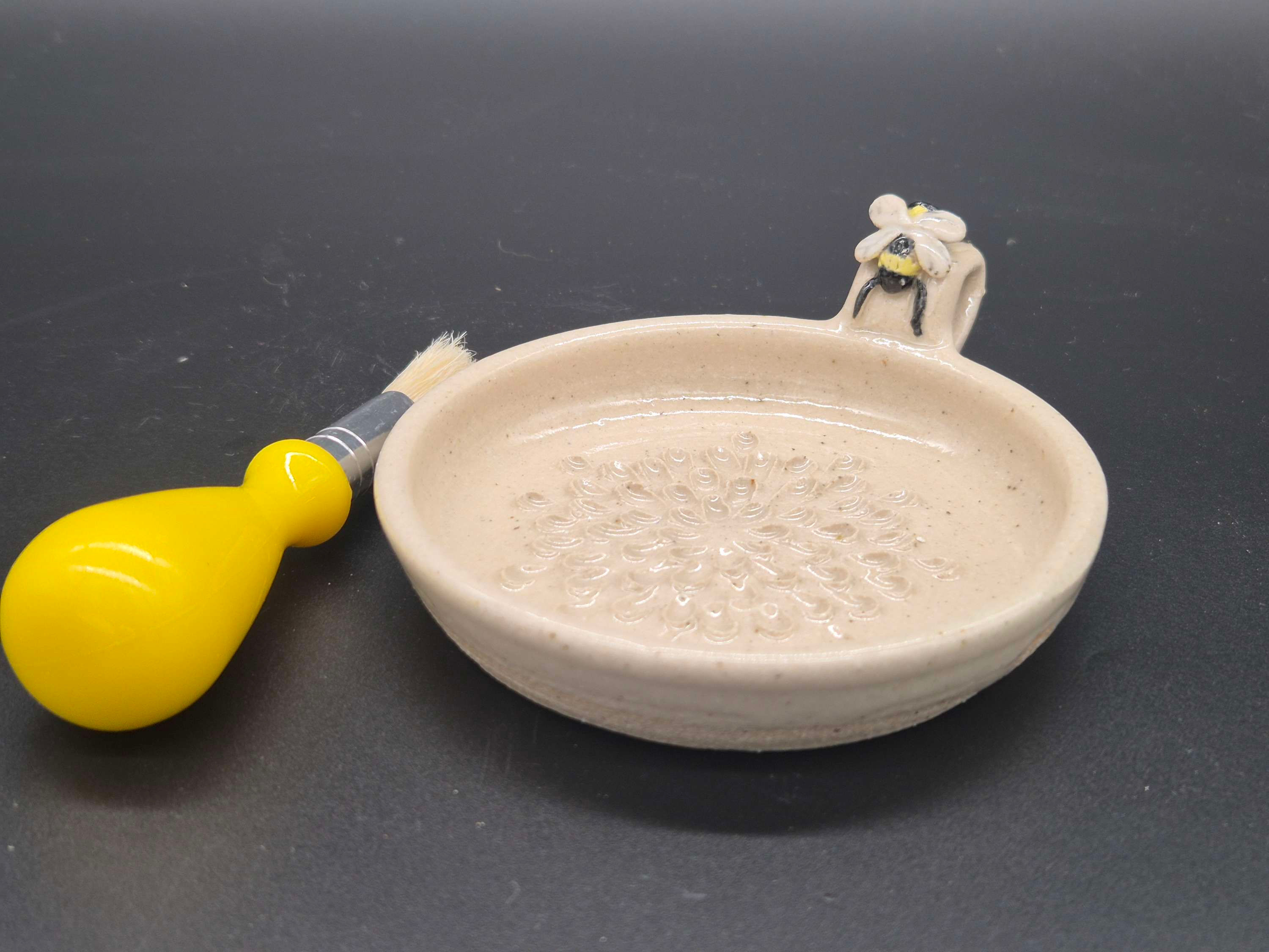 Bee garlic grater in natural
