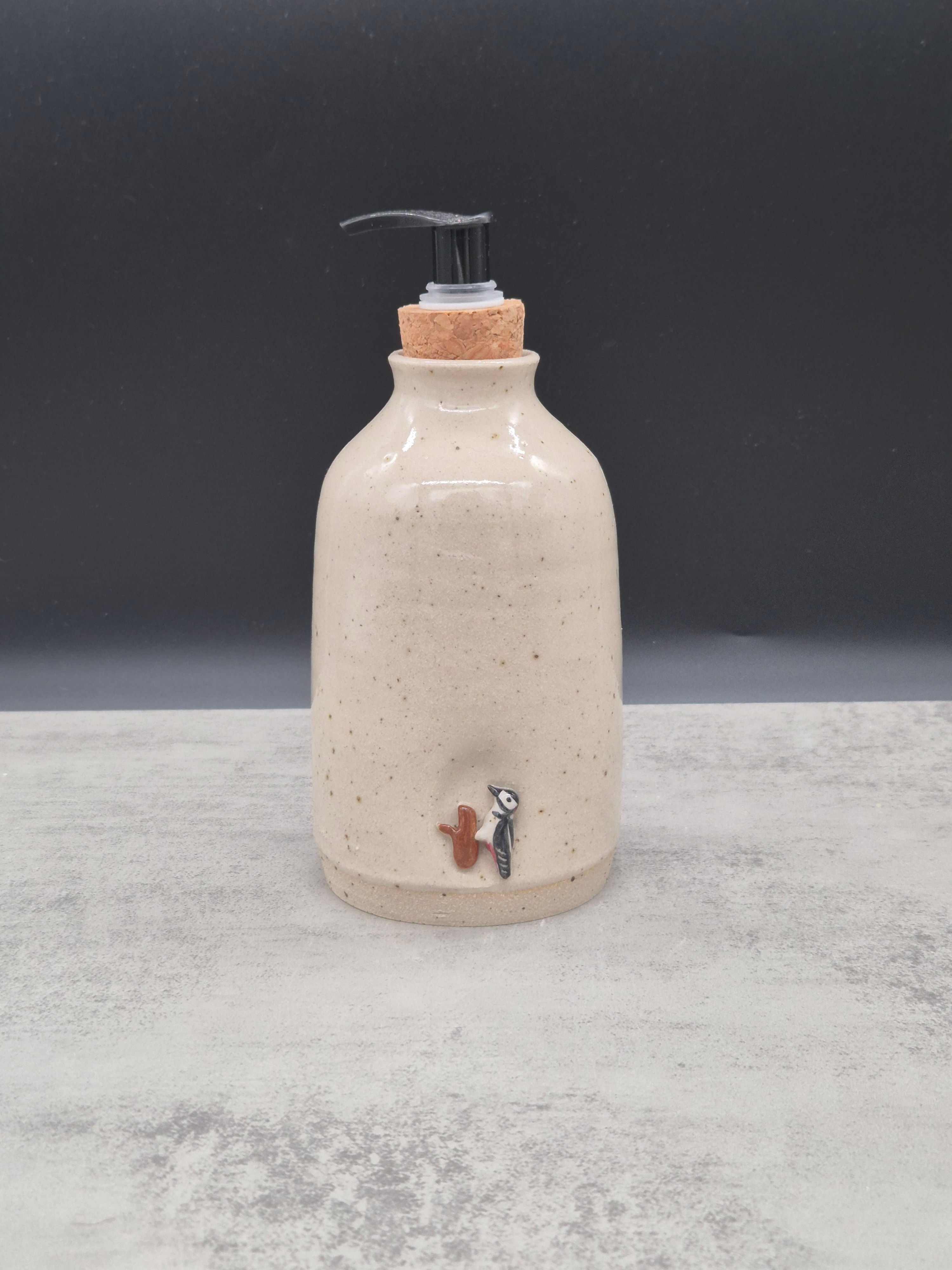 Woodpecker soap dispenser refillable in natural