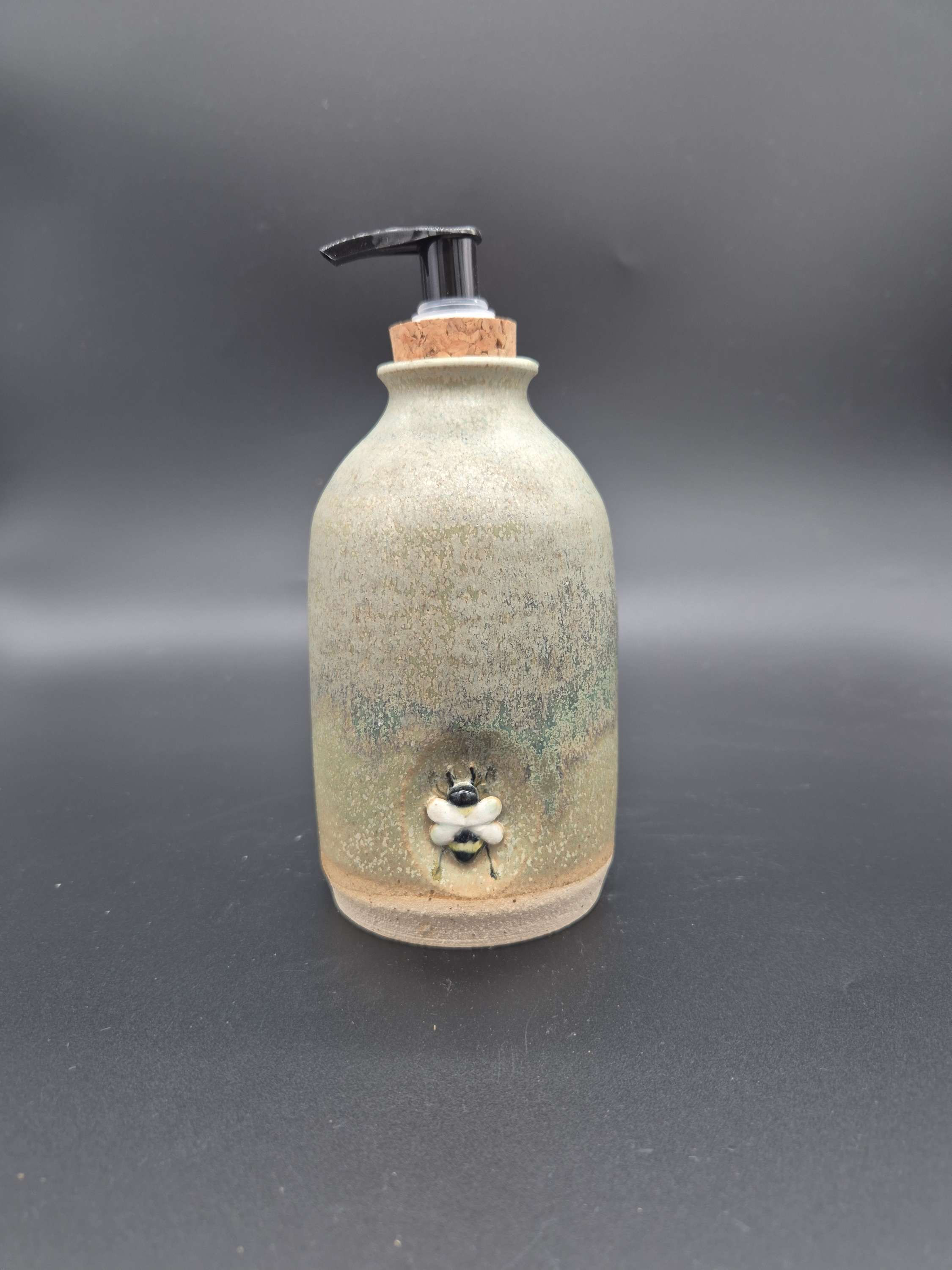 Bee soap dispenser refillable in variegated green