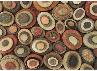 Image de galets colorés en land art