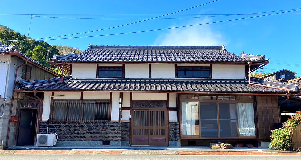 晴れた空の下に大きな日本家屋がある