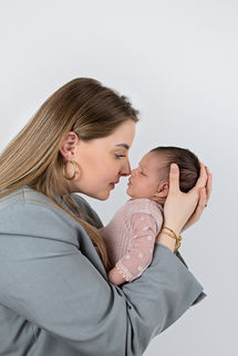 Newbornfortoshoot met mama in de daglichtstudio nabij hoef en haag