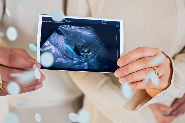 Gender reveal fotoshoot met blauwe confetti Nieuwegen