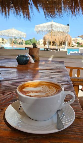 Ein Kaffee auf dem Tisch im La Plancha in El Gouna mit Blick auf die Lagune.