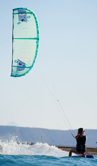 Kitesurferin vor dem Sonnenuntergang an der Kitestation Kitepower in El Gouna