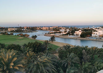 Blick auf die Lagunen und den Golfplatz in El Gouna.