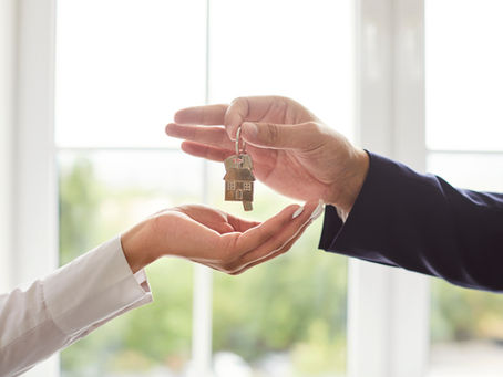 PropriĂ©taire confiant dĂ©lĂ©guant la gestion Airbnb Ă une conciergerie professionnelle sur la CĂŽte dâAzur