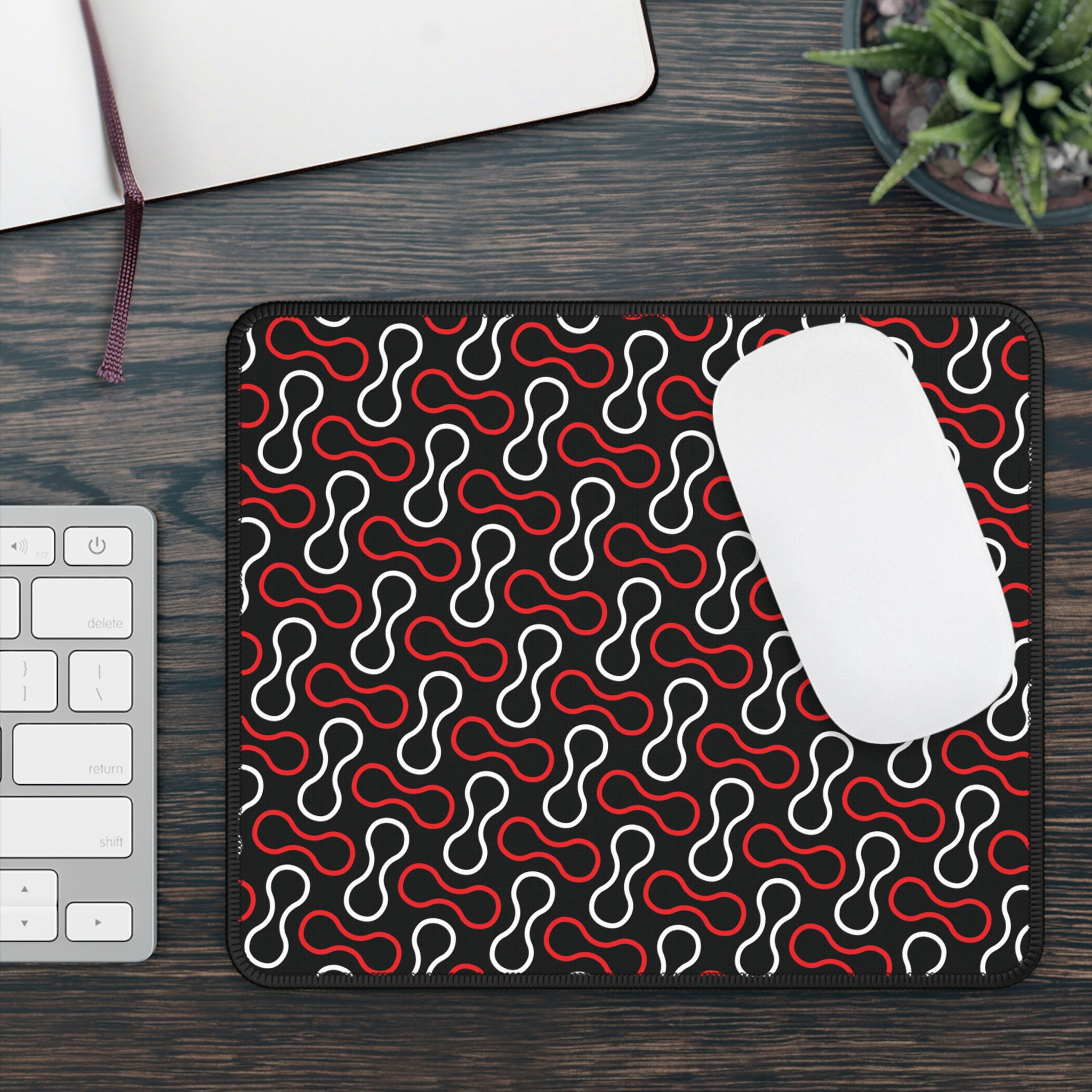 Red & White Chain Link Pattern Gaming Desk Mat – Retro-Tech Vibe Mousepad