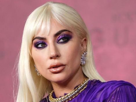 LADY GAGA CHAMA À ATENÇÃO COM O NOVO VISUAL...
