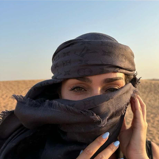 VANESSA MARTINS MOSTRA-SE APAIXONADA AO LADO DO NAMORADO EM VIAGEM