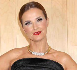 CRISTINA FERREIRA CRITICADA PELA CAPA "CRISTINA"