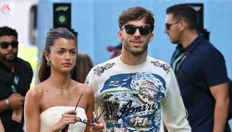 FRANCISCA CERQUEIRA GOMES E PIERRE GASLY CÚMPLICES NUM JOGO DE FUTEBOL