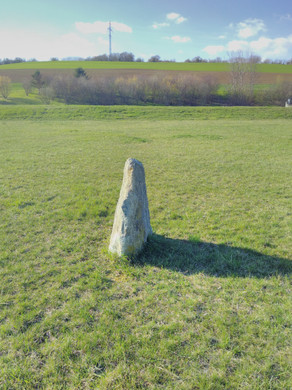 Menhir marquant l'emplacement des anciens forages
