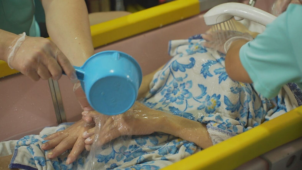 如何挑選長輩沐浴乳-長輩洗澡畫面