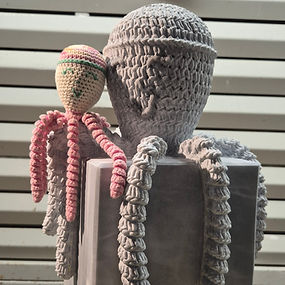 OKTOPUS aus Marmor gehauen.