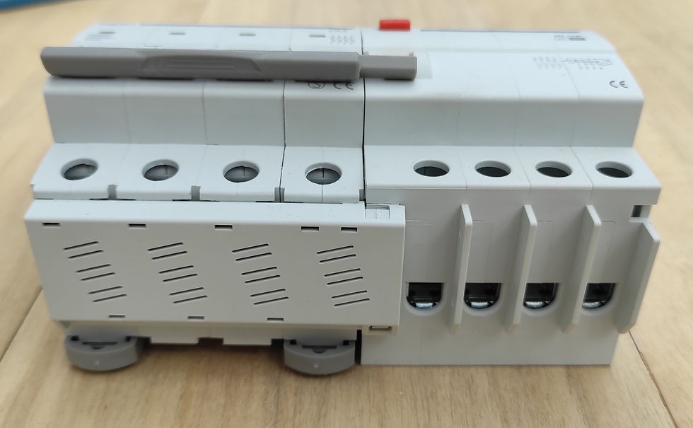 Miniature : vue de haut des Détail des connecteurs du Disjoncteur Tétrapolaire 63A