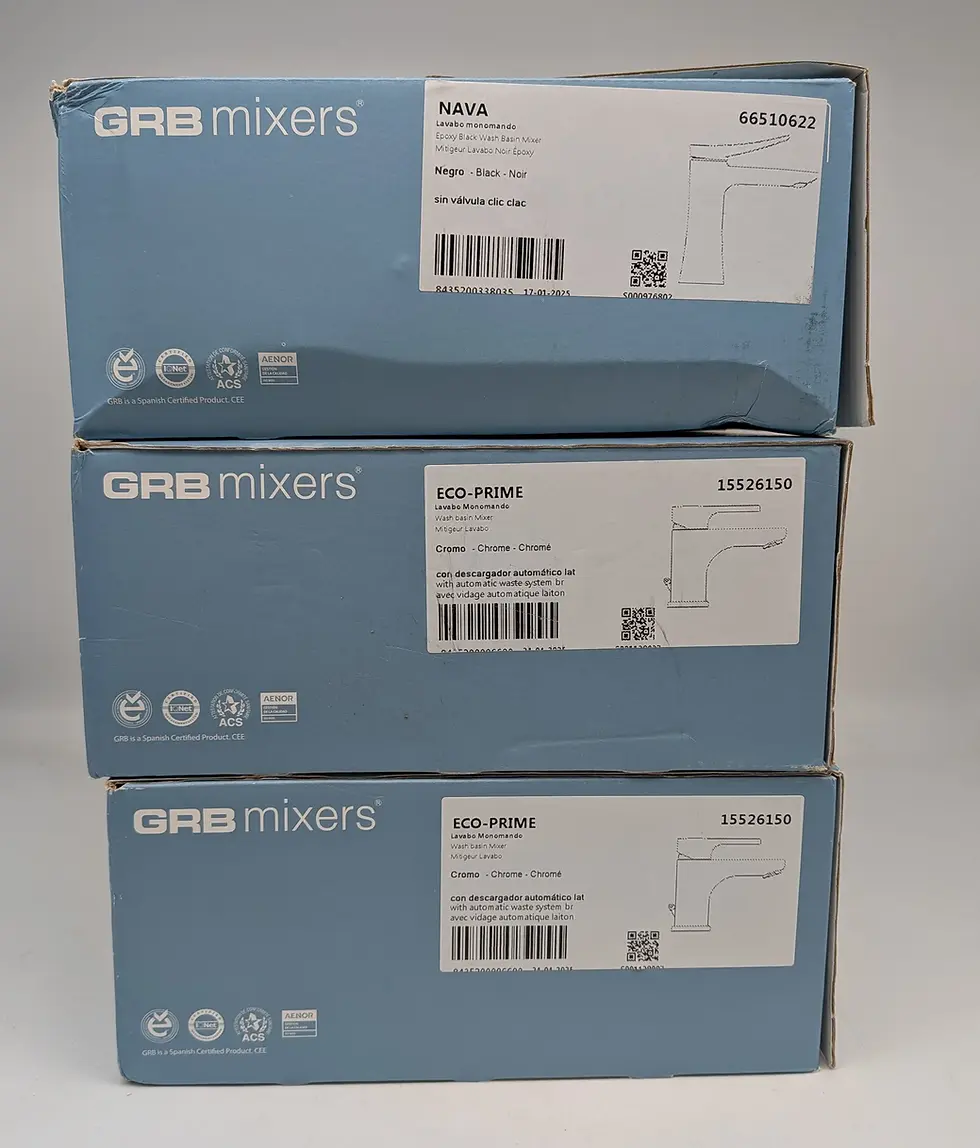 gros plan sur les éléments du lot de robinetterie GRB mixers.
