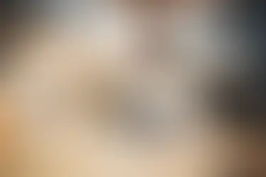 Un homme répare ses outils