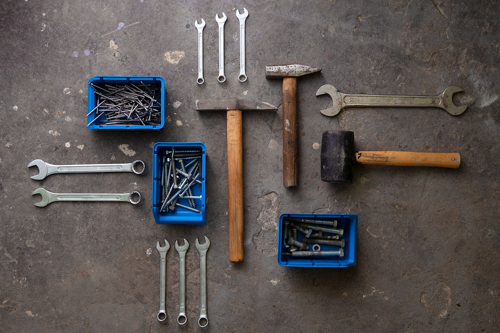 ensemble d'outils à main posé sur le sol