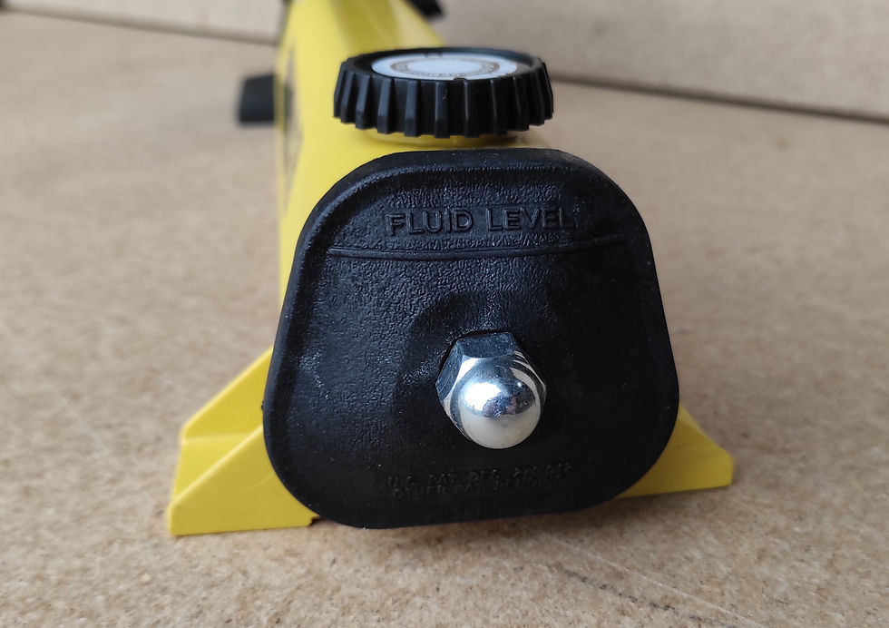 Miniature : Pompe hydraulique à main Enerpac P392 double vitesse ultra-légère, vue de coté