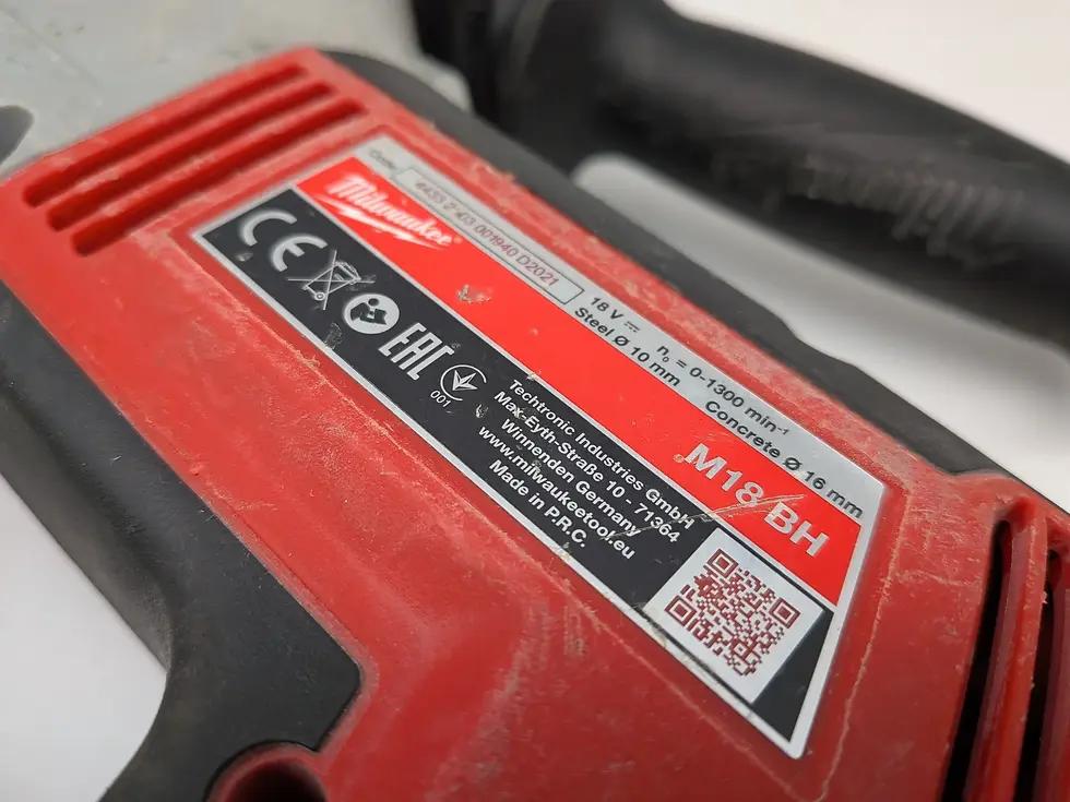 Miniature : etiquette sur le perforateur burineur MILWAUKEE M18 BH-0 SDS-Plus.