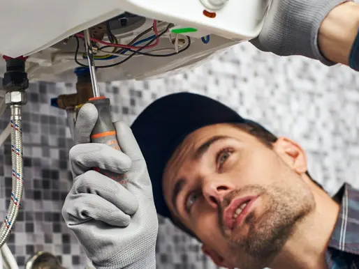 Un technicien intervient pour la maintenance du chauffe-eau