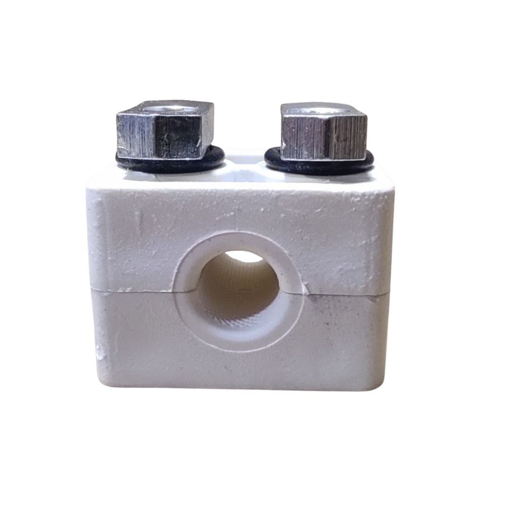 Vue sur fond blanc d'un collier de serrage & de ses écrous de fixation Pieffeci