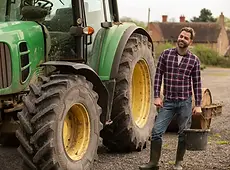 Agriculteur près de son tracteur section agriculture et élevage