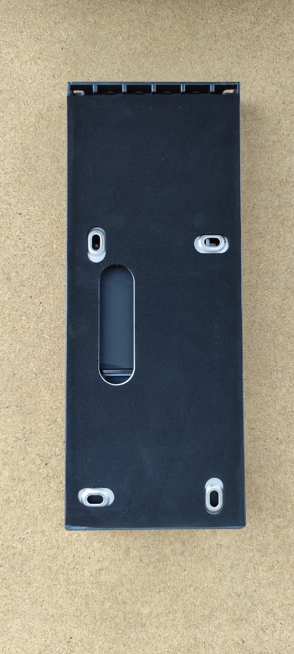 Miniature : Interphone 4 boutons Intratone pose en saillie, vue de dos