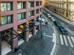 Felnyíló üvegportál