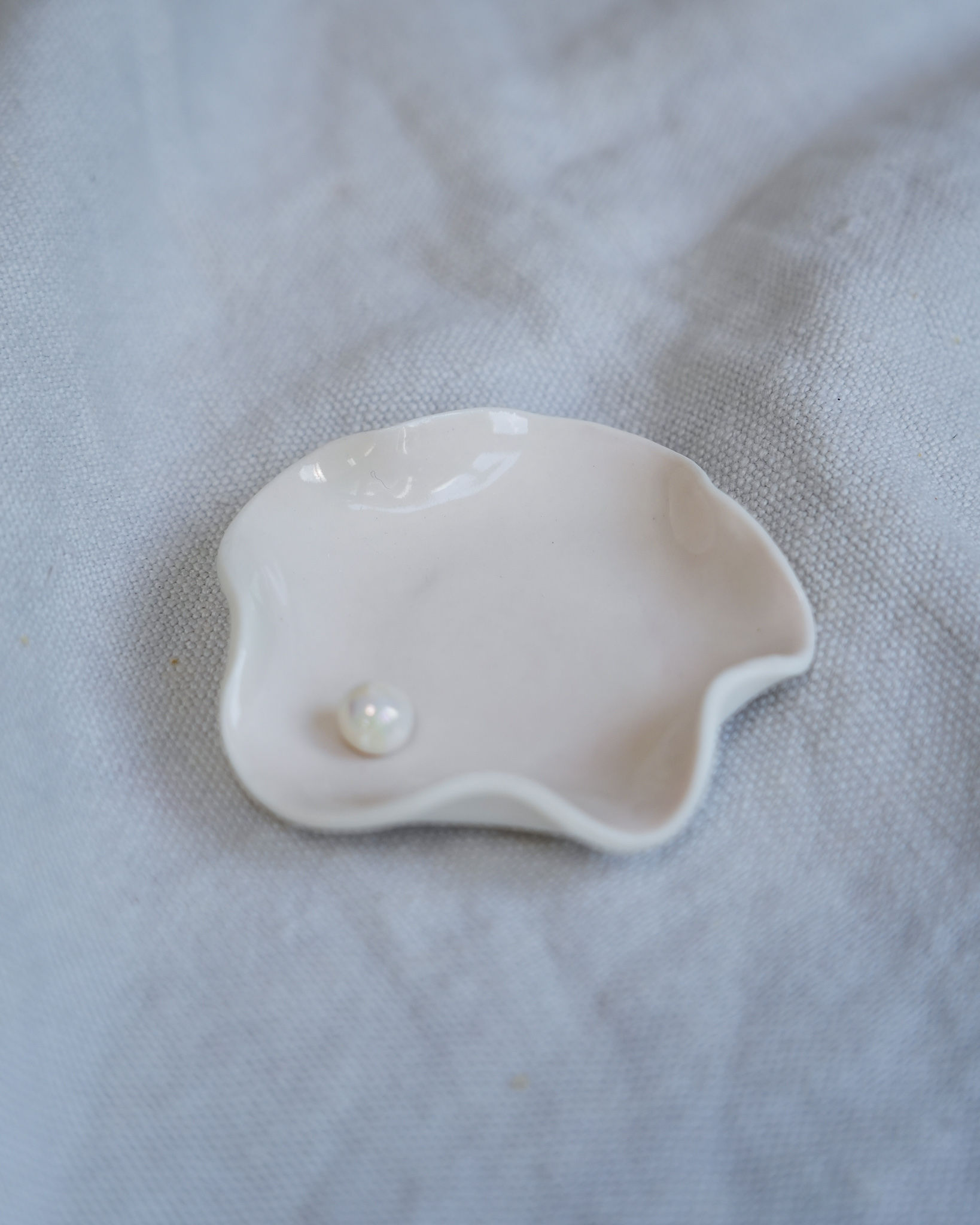 pink porcelain wave dish with pearl