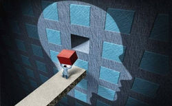 hombre-introduciendo-cubo-en-una-cabeza-e1505384462873