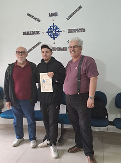 Aluno com certificado.jpeg