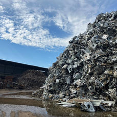 Almanya’daki bir metal geri dönüşüm tesisinde, Eddy Current Separatörler ve Paslanmaz Çelik Separatörleri içeren geri dönüşüm hattının saha incelemesi.