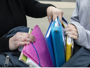 Fouilles des sacs à l’entrée des établissements : la dernière trouvaille du gouvernement pour intimider et mettre au pas la jeunesse…