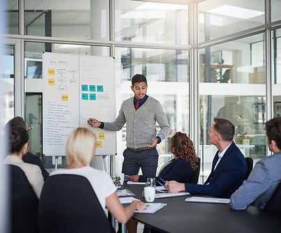 Équipe QualiPerformance en échange autour d’un projet client et des objectifs de performance.