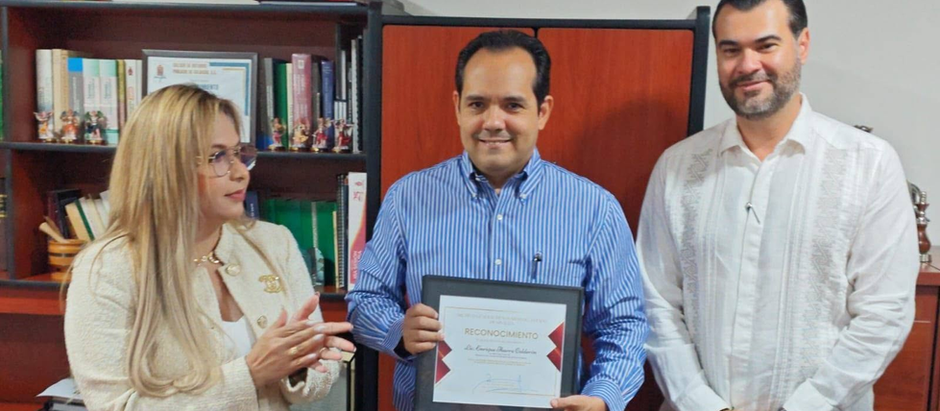 Presentes en entrega de Credenciales para Agentes Inmobiliarios.