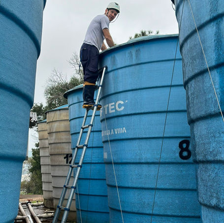 Departamento de Águas realiza limpeza das caixas d’água em diversos pontos do município