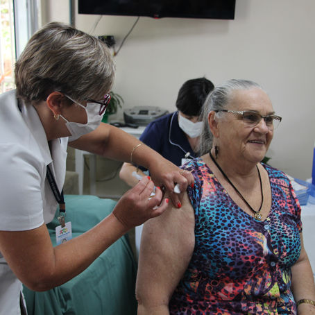 Município inicia vacinação em idosos acamados e com mais de 85 anos