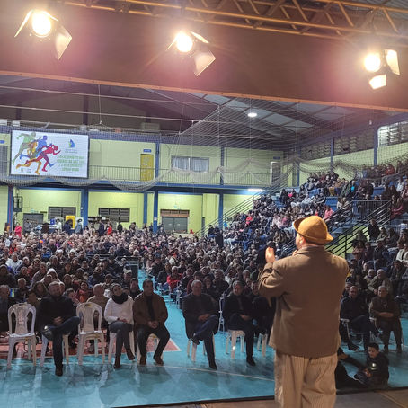 Show de Paulinho Mixaria lota ginásio municipal